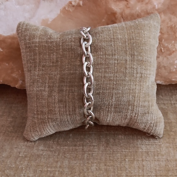 Silver Toned Chunky Bracelet - Picture 1 of 4